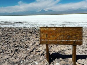 Jakub Štáfek Instagram - Laguna Tebinquinche a její okolí. Poušť Atacama v plné kráse 🤟 #chile #atacama #sanpedro #laguna #adventure #trip #vacation #friends