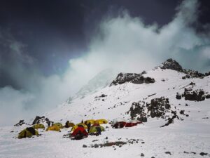 Jakub Štáfek Instagram - Aconcagua - 6962 metrů. Na kopci jsme strávili celkem 13dní. Bylo to něco co nejde popsat slovy. Ani zpětně když se snažím. Pořád se snažím přijít na to, proč mě něco takového láká, ale za boha vlastně nevím. Je to nějaký vnitřní pocit. Původně jsme měli být 4 kamarádi, ale okolnosti tomu chtěli jinak, takže jsme s Tomášem nakonec zůstali sami. Když nepočítám naše průvodce @marekta3 a @chuncho65. Zpočátku jsem se toho trochu bál, ale po pár dnech mi došlo, že lepšího parťáka jsem si nemohl přát. A kluci průvodci do toho krásně zapadli. Ač jsem se plnohodnotně nevyspal, nejen ta rozmanitost prostředí mě držela na nohou. Ani nevím zda-li mi víc vadila ta zima, nadmořská výška nebo vyčerpání. To prostě k horám patří a člověk na tu hru přistoupí. Dopadlo to tak jak to dopadlo, na vrchol jsme bohužel nedošli, ale i tak na to budu vzpomínat do konce života! Pořád jsem byl nejvýš co jsme kdy byl. Ve finále člověk zjistí, že to co ho nejvíc trápí, je jen souboj s egem. Jsem rád, že jsme oba živí a zdraví. Ta hora tu ještě nějakou dobu stát bude 💪🏻 A to, že je člověk bez signálu a telefon slouží jen jako fotoaparát je v dnešní době k nezaplacení 🙏 #adventure #mountains #argentina #aconcagua #track #friends #memories #no #pain #no #gain #lot #of #snow