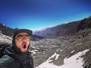 Jakub Štáfek Instagram - Aconcagua - 6962 metrů. Na kopci jsme strávili celkem 13dní. Bylo to něco co nejde popsat slovy. Ani zpětně když se snažím. Pořád se snažím přijít na to, proč mě něco takového láká, ale za boha vlastně nevím. Je to nějaký vnitřní pocit. Původně jsme měli být 4 kamarádi, ale okolnosti tomu chtěli jinak, takže jsme s Tomášem nakonec zůstali sami. Když nepočítám naše průvodce @marekta3 a @chuncho65. Zpočátku jsem se toho trochu bál, ale po pár dnech mi došlo, že lepšího parťáka jsem si nemohl přát. A kluci průvodci do toho krásně zapadli. Ač jsem se plnohodnotně nevyspal, nejen ta rozmanitost prostředí mě držela na nohou. Ani nevím zda-li mi víc vadila ta zima, nadmořská výška nebo vyčerpání. To prostě k horám patří a člověk na tu hru přistoupí. Dopadlo to tak jak to dopadlo, na vrchol jsme bohužel nedošli, ale i tak na to budu vzpomínat do konce života! Pořád jsem byl nejvýš co jsme kdy byl. Ve finále člověk zjistí, že to co ho nejvíc trápí, je jen souboj s egem. Jsem rád, že jsme oba živí a zdraví. Ta hora tu ještě nějakou dobu stát bude 💪🏻 A to, že je člověk bez signálu a telefon slouží jen jako fotoaparát je v dnešní době k nezaplacení 🙏 #adventure #mountains #argentina #aconcagua #track #friends #memories #no #pain #no #gain #lot #of #snow
