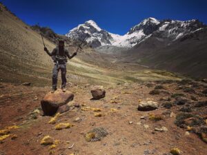 Jakub Štáfek Instagram - Aconcagua - 6962 metrů. Na kopci jsme strávili celkem 13dní. Bylo to něco co nejde popsat slovy. Ani zpětně když se snažím. Pořád se snažím přijít na to, proč mě něco takového láká, ale za boha vlastně nevím. Je to nějaký vnitřní pocit. Původně jsme měli být 4 kamarádi, ale okolnosti tomu chtěli jinak, takže jsme s Tomášem nakonec zůstali sami. Když nepočítám naše průvodce @marekta3 a @chuncho65. Zpočátku jsem se toho trochu bál, ale po pár dnech mi došlo, že lepšího parťáka jsem si nemohl přát. A kluci průvodci do toho krásně zapadli. Ač jsem se plnohodnotně nevyspal, nejen ta rozmanitost prostředí mě držela na nohou. Ani nevím zda-li mi víc vadila ta zima, nadmořská výška nebo vyčerpání. To prostě k horám patří a člověk na tu hru přistoupí. Dopadlo to tak jak to dopadlo, na vrchol jsme bohužel nedošli, ale i tak na to budu vzpomínat do konce života! Pořád jsem byl nejvýš co jsme kdy byl. Ve finále člověk zjistí, že to co ho nejvíc trápí, je jen souboj s egem. Jsem rád, že jsme oba živí a zdraví. Ta hora tu ještě nějakou dobu stát bude 💪🏻 A to, že je člověk bez signálu a telefon slouží jen jako fotoaparát je v dnešní době k nezaplacení 🙏 #adventure #mountains #argentina #aconcagua #track #friends #memories #no #pain #no #gain #lot #of #snow