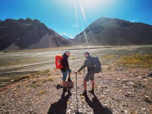 Jakub Štáfek Instagram - Aconcagua - 6962 metrů. Na kopci jsme strávili celkem 13dní. Bylo to něco co nejde popsat slovy. Ani zpětně když se snažím. Pořád se snažím přijít na to, proč mě něco takového láká, ale za boha vlastně nevím. Je to nějaký vnitřní pocit. Původně jsme měli být 4 kamarádi, ale okolnosti tomu chtěli jinak, takže jsme s Tomášem nakonec zůstali sami. Když nepočítám naše průvodce @marekta3 a @chuncho65. Zpočátku jsem se toho trochu bál, ale po pár dnech mi došlo, že lepšího parťáka jsem si nemohl přát. A kluci průvodci do toho krásně zapadli. Ač jsem se plnohodnotně nevyspal, nejen ta rozmanitost prostředí mě držela na nohou. Ani nevím zda-li mi víc vadila ta zima, nadmořská výška nebo vyčerpání. To prostě k horám patří a člověk na tu hru přistoupí. Dopadlo to tak jak to dopadlo, na vrchol jsme bohužel nedošli, ale i tak na to budu vzpomínat do konce života! Pořád jsem byl nejvýš co jsme kdy byl. Ve finále člověk zjistí, že to co ho nejvíc trápí, je jen souboj s egem. Jsem rád, že jsme oba živí a zdraví. Ta hora tu ještě nějakou dobu stát bude 💪🏻 A to, že je člověk bez signálu a telefon slouží jen jako fotoaparát je v dnešní době k nezaplacení 🙏 #adventure #mountains #argentina #aconcagua #track #friends #memories #no #pain #no #gain #lot #of #snow