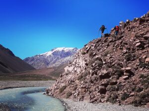 Jakub Štáfek Instagram - Aconcagua - 6962 metrů. Na kopci jsme strávili celkem 13dní. Bylo to něco co nejde popsat slovy. Ani zpětně když se snažím. Pořád se snažím přijít na to, proč mě něco takového láká, ale za boha vlastně nevím. Je to nějaký vnitřní pocit. Původně jsme měli být 4 kamarádi, ale okolnosti tomu chtěli jinak, takže jsme s Tomášem nakonec zůstali sami. Když nepočítám naše průvodce @marekta3 a @chuncho65. Zpočátku jsem se toho trochu bál, ale po pár dnech mi došlo, že lepšího parťáka jsem si nemohl přát. A kluci průvodci do toho krásně zapadli. Ač jsem se plnohodnotně nevyspal, nejen ta rozmanitost prostředí mě držela na nohou. Ani nevím zda-li mi víc vadila ta zima, nadmořská výška nebo vyčerpání. To prostě k horám patří a člověk na tu hru přistoupí. Dopadlo to tak jak to dopadlo, na vrchol jsme bohužel nedošli, ale i tak na to budu vzpomínat do konce života! Pořád jsem byl nejvýš co jsme kdy byl. Ve finále člověk zjistí, že to co ho nejvíc trápí, je jen souboj s egem. Jsem rád, že jsme oba živí a zdraví. Ta hora tu ještě nějakou dobu stát bude 💪🏻 A to, že je člověk bez signálu a telefon slouží jen jako fotoaparát je v dnešní době k nezaplacení 🙏 #adventure #mountains #argentina #aconcagua #track #friends #memories #no #pain #no #gain #lot #of #snow