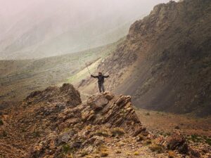 Jakub Štáfek Instagram - Aconcagua - 6962 metrů. Na kopci jsme strávili celkem 13dní. Bylo to něco co nejde popsat slovy. Ani zpětně když se snažím. Pořád se snažím přijít na to, proč mě něco takového láká, ale za boha vlastně nevím. Je to nějaký vnitřní pocit. Původně jsme měli být 4 kamarádi, ale okolnosti tomu chtěli jinak, takže jsme s Tomášem nakonec zůstali sami. Když nepočítám naše průvodce @marekta3 a @chuncho65. Zpočátku jsem se toho trochu bál, ale po pár dnech mi došlo, že lepšího parťáka jsem si nemohl přát. A kluci průvodci do toho krásně zapadli. Ač jsem se plnohodnotně nevyspal, nejen ta rozmanitost prostředí mě držela na nohou. Ani nevím zda-li mi víc vadila ta zima, nadmořská výška nebo vyčerpání. To prostě k horám patří a člověk na tu hru přistoupí. Dopadlo to tak jak to dopadlo, na vrchol jsme bohužel nedošli, ale i tak na to budu vzpomínat do konce života! Pořád jsem byl nejvýš co jsme kdy byl. Ve finále člověk zjistí, že to co ho nejvíc trápí, je jen souboj s egem. Jsem rád, že jsme oba živí a zdraví. Ta hora tu ještě nějakou dobu stát bude 💪🏻 A to, že je člověk bez signálu a telefon slouží jen jako fotoaparát je v dnešní době k nezaplacení 🙏 #adventure #mountains #argentina #aconcagua #track #friends #memories #no #pain #no #gain #lot #of #snow