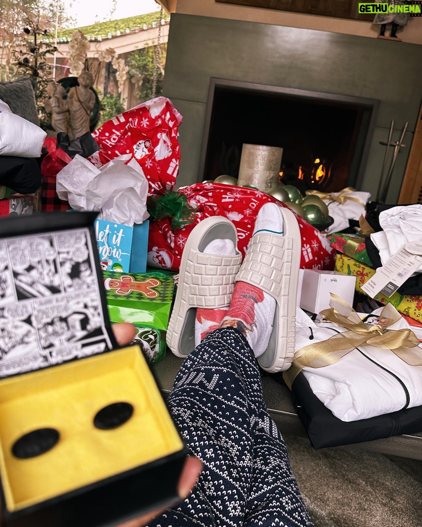 Jaleel White - 39.9K Likes - My not so little volleyball player over here is still a kid at heart ☺️🏐🎁 #MerryChristmas #HappyFestivus Just spread joy ‼️ #GiveMoneyToAStranger #AssistAnOlderPerson #SurpriseARetailWorkerWithAGift #TakeSomeoneElsesPlatetoTheKitchen #CleanItAndPutItInTheWasher