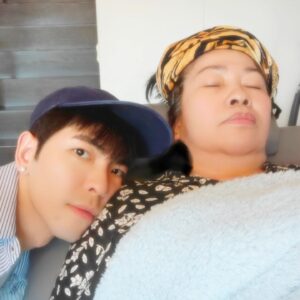 Jam Hsiao Instagram - .
媽媽出院幾天 一切都非常好 謝謝大家關心
因為媽媽現在是無膽之人
所以我要更加保護她❤️
今天在家給她安排了按摩 挽臉 剪頭髮 洗頭 
媽媽開心 全家都開心 🏠