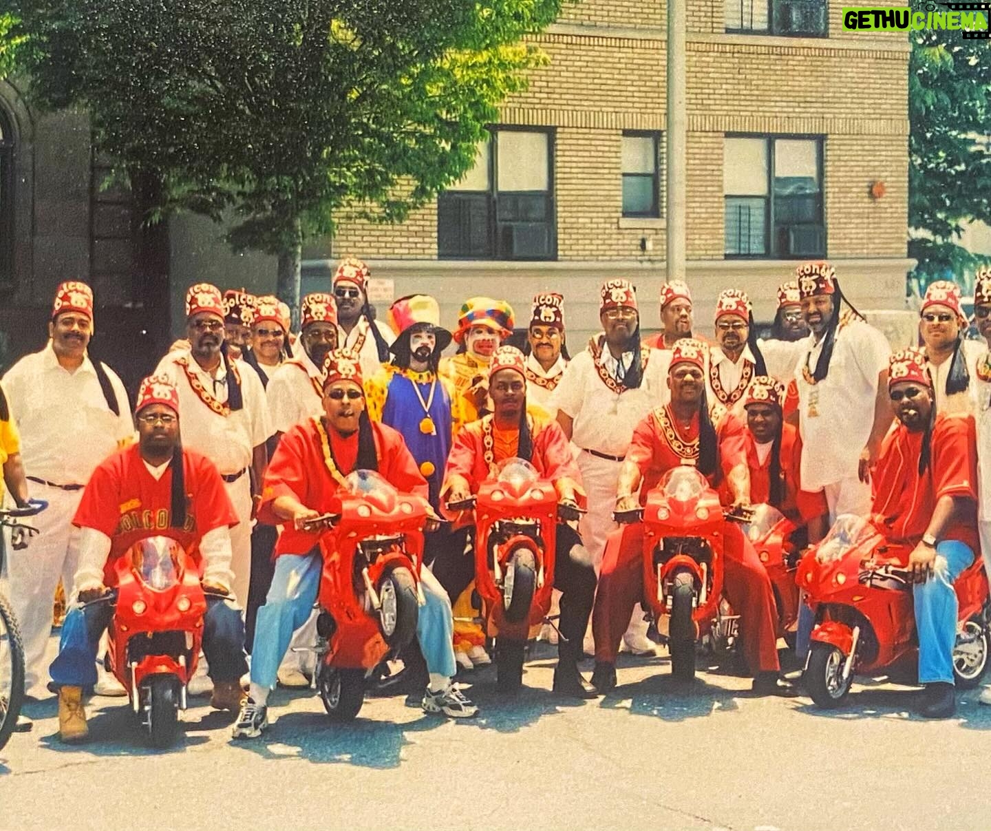 Jamel Shabazz - 1.9K Likes - Frozen moments in time.
The 2000s
Group sessions.
#groupshots
#snapshots
#crews
#faces
#photography
#photos
#groupphotos
#streetphoto
#streetportraiture
#jamelshabazz
#jamelshabazzarchive