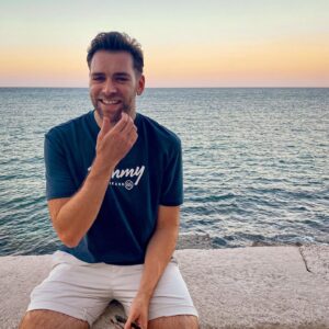 James Cooper Instagram - 🤔🇮🇹
