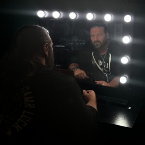 James Cox Instagram - .
If yOU’RE still lOOking 
  FOR THAT ONE PERSON 

Who will CHANGE YOUR LIFE, 

  TAKE A look in tHe MiRrOR

Let’sGO!! Lights, Camera, Action 🎥🎬