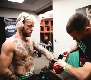 James Gallagher Instagram - All I want for Christmas is to lace them up with my brothers again and have a scrap 🎅 👑 🇮🇪 @pflmma @bellatormma let’s go!