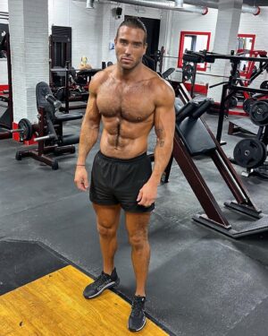 James Lock Instagram - Who would be interested in online coaching with me? 🙌🏽🧔🏽‍♀️💪🏽