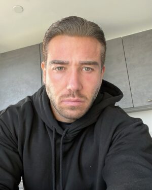 James Lock Instagram - Slick Rick! 😎 the eyes and nose are almost completely healed now thanks to @serenecosmetic_ & @comfortzonesurgeryofficial been just over 7 weeks thank you for helping me with my reconstructive surgery after my accident ❤️
-

For all enquiries contact @serenecosmetic_ 👌🏽