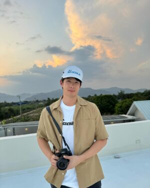 James Ma Instagram - ประทับใจทุกครั้งที่มาพักบ้านพี่เอ็มพี่ผึ้ง บรรยากาศ homie มากๆ น้องๆวิ่งทั้งวันเลยครับ 🐶🤎