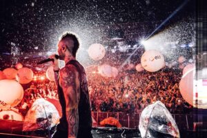 James Valentine Instagram - Obrigado São Paulo!  Sua energia foi incrível!  Parecia que nossos corações estavam todos conectados.  Quem se importa se todos nós ficamos um pouco molhados?  Espero que o Google tenha traduzido tudo isso corretamente! Photos by @bootswallace