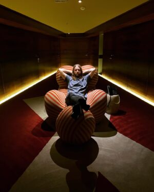 James Valentine Instagram - Eu quero levar esta cadeira para casa comigo.  Eu gostaria que pudéssemos levar para casa todos os nossos fãs brasileiros. Photo by DJ @mrmailbox