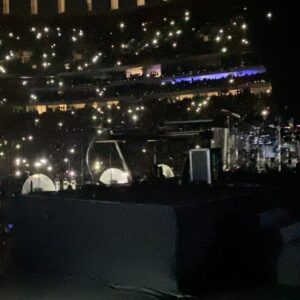 James Valentine Instagram - Brasília!  Peguei meu telefone no palco para capturar o momento. (Infelizmente, @bootswallace foi para casa, não mais suas belas fotos). Adoro o primeiro momento da noite em que as luzes se apagam e ouvimos a expectativa do público.  Faz isso há muitos anos, mas esse sentimento nunca envelhece.  Você nos fez sentir incrível ontem à noite em sua bela cidade.  Recife é o próximo! (Translation by google) Additional photo by Guitar Tech Mike Buffa...