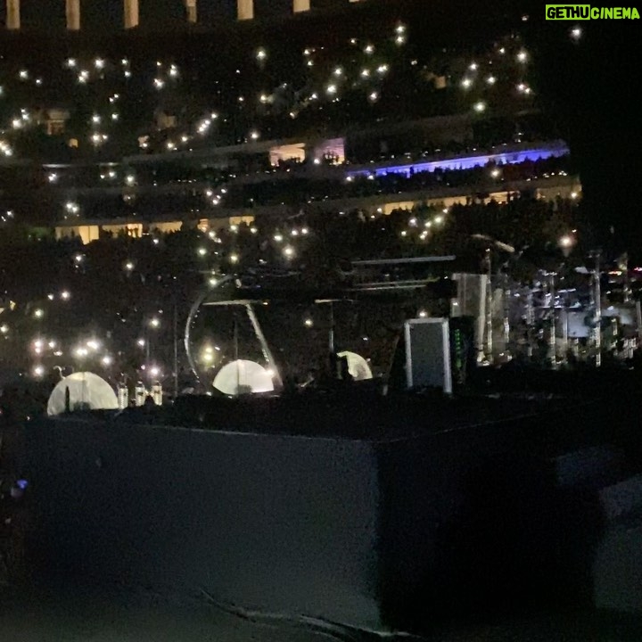 James Valentine - 12.6K Likes - BrasĆlia! Peguei meu telefone no palco para capturar o momento. (Infelizmente, @bootswallace foi para casa, nĆ£o mais suas belas fotos). Adoro o primeiro momento da noite em que as luzes se apagam e ouvimos a expectativa do pĆŗblico. Faz isso hĆ” muitos anos, mas esse sentimento nunca envelhece. VocĆŖ nos fez sentir incrĆvel ontem Ć noite em sua bela cidade. Recife Ć© o próximo! (Translation by google) Additional photo by Guitar Tech Mike Buffa...
