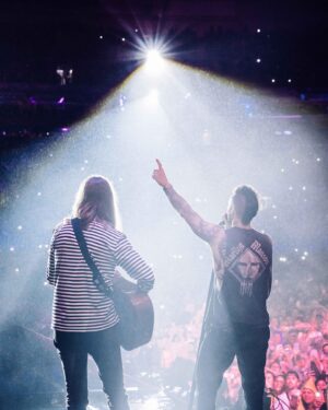 James Valentine Instagram - Ei Brasília!  Está pronto para hoje à noite?  Podemos encher a arena com tanto amor que ela subirá ao espaço, como uma nave espacial gigante?  O que eu devo vestir?  Listras ou listras?  Traduzido pelo Google. Photo by @bootswallace