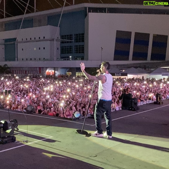 James Valentine - 16.8K Likes - Rio! Que momento incrĆvel tivemos aqui nesta turnĆŖ, mal podemos esperar para voltar! Muito obrigado a todas as pessoas que vieram e cantaram todas as noites, que ótima maneira de comeƧar o ano. Da próxima vez que voltarmos, que outras mĆŗsicas vocĆŖ gostaria de ouvir?