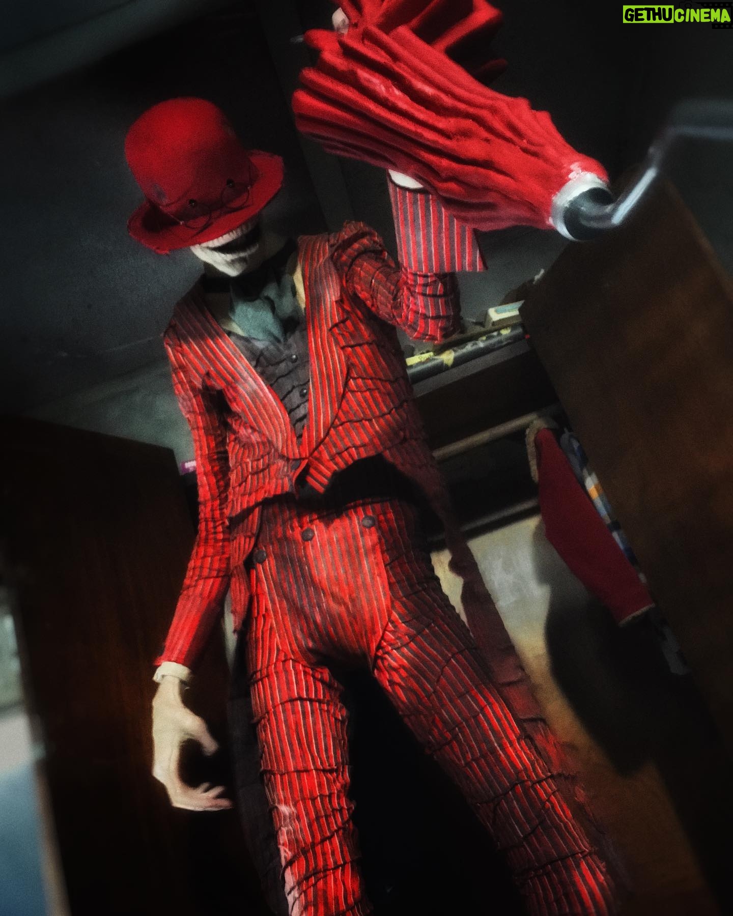 James Wan - 71.5K Likes - Throwback to my tall friend, the Crooked Man played by the incredible @jbotet. Javier’s movement was almost supernatural, some people knocked the character for being CGI.
I filmed him in slowmo and reverse playback — all old-school camera trickery.
And no, unfortunately the spin-off movie with this character isn’t happening. Outside of my control. But maybe one day. #theconjuring
#theconjuring2 #thecrookedman