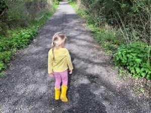 Jamie Jewitt Instagram - Weekend walks yesterday 💛💕🍃 (it’s always Daddy and Nell in t-shirts and Mummy and Nora in coats and hats 🤣)! Came home feeling very lucky with a pocketful of rocks, a big stick, two very happy girls and two very happy dogs ☺️🥰