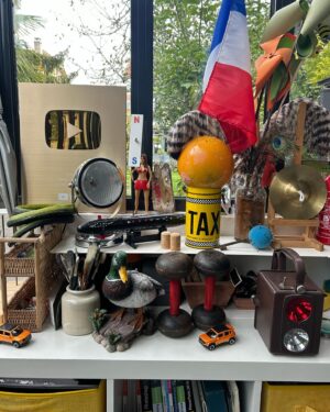 Jamy Gourmaud Instagram - Et oui JAMY tu devineras jamais ou je suis ?! 
Aujourd’hui @jamygourmaud m’a invité chez lui et dans son atelier pour discuter d’un PROJET commun… 
C’est fou, car ceux qui me suivent depuis le début savent comment je l’imitais dans la rue et dans le monde entier 
Une vraie inspiration 
6 ans plus tard nos routes se sont sont enfin croisées .. 💫

#jamy #Etouijamy 
#cestpassorcier #epicurieux #lemondedejamy