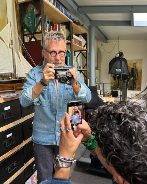 Jamy Gourmaud Instagram - Et oui JAMY tu devineras jamais ou je suis ?! 
Aujourd’hui @jamygourmaud m’a invité chez lui et dans son atelier pour discuter d’un PROJET commun… 
C’est fou, car ceux qui me suivent depuis le début savent comment je l’imitais dans la rue et dans le monde entier 
Une vraie inspiration 
6 ans plus tard nos routes se sont sont enfin croisées .. 💫

#jamy #Etouijamy 
#cestpassorcier #epicurieux #lemondedejamy