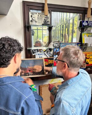 Jamy Gourmaud Instagram - Et oui JAMY tu devineras jamais ou je suis ?! 
Aujourd’hui @jamygourmaud m’a invité chez lui et dans son atelier pour discuter d’un PROJET commun… 
C’est fou, car ceux qui me suivent depuis le début savent comment je l’imitais dans la rue et dans le monde entier 
Une vraie inspiration 
6 ans plus tard nos routes se sont sont enfin croisées .. 💫

#jamy #Etouijamy 
#cestpassorcier #epicurieux #lemondedejamy
