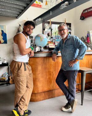 Jamy Gourmaud Instagram - Et oui JAMY tu devineras jamais ou je suis ?! 
Aujourd’hui @jamygourmaud m’a invité chez lui et dans son atelier pour discuter d’un PROJET commun… 
C’est fou, car ceux qui me suivent depuis le début savent comment je l’imitais dans la rue et dans le monde entier 
Une vraie inspiration 
6 ans plus tard nos routes se sont sont enfin croisées .. 💫

#jamy #Etouijamy 
#cestpassorcier #epicurieux #lemondedejamy