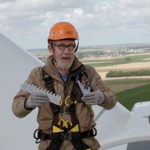 Jamy Gourmaud Instagram - Mais où est donc allé se percher Jamy ? 
- Un phare
- Une éolienne
- Un gratte-ciel
Indice : Depuis qu'il est là haut, il a le vent en poupe ! 🌬
Pour le découvrir, ne ratez pas le #LeMondeDeJamy mercredi à 21h10 sur @france3