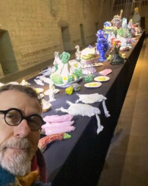 Jamy Gourmaud Instagram - 🎄 Sur le chemin de Noël 🤓

Une halte gourmande à l’abbaye royale de Fontevraud (49), devant la Très Grande Table, une installation de Marjolaine Caron et Louis Bachelot.

Un régal pour les yeux. Ce sont les mets qui sont en terre cuite. Pas les assiettes.

Joyeux Noël 🤓