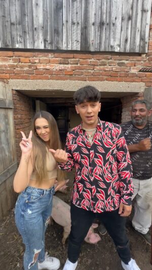 Jan Bendig Instagram - Dneska to vypadá na super den! ☀️ A k tomu se mega moc těším až DNES v 18:00 vyjde můj nový song “HOP HOP HOP” i s videoklipem, který si zamilujete, zasmějete se u něj a dojde tam i na trošku romantiky. 😇🥰 Zahrají si v něm @zdenek_godla_official a nebo třeba @lesley_bikarova ☺️ Věřte mi, že je na co se těšit! 😋 Tak užívejte tenhle krásnej den a v 18 hodin ahoooj! 💃🕺❤️