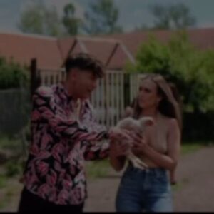Jan Bendig Instagram - Opsss…😅 Vždycky není posvícení. 😇 Mini ukázka z natáčení mého nového klipu HOP HOP HOP! 💃🕺🎶 Premiéra už zítra v 18:00 na Youtube! 💣
