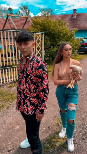 Jan Bendig Instagram - Tak jak vás baví můj nový song a klip “HOP HOP HOP”? 🎶🐓 Děkuji za více jak 100 tisíc zhlédnutí za 1 den na Youtube! 🤯 Klip si můžete pustit na Youtube! 👀