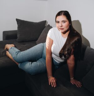 Jan Bendig Instagram - Dámy mají přednost a proto mi dovolte touto cestou představit holčičí obsazení našeho nového seriálu RIVIÉRA na jehož první epizodu se můžete těšit už tuto neděli od 18 hodin na Youtube! 🙂

ANETA - @anettabohova : Vrací se z „pasťáku“ kde byla za to, že se chytla špatné party. Pokouší se začít nový život, ale její minulost ji stále pronásleduje…

KRISTINA - @elenwooddemi : Sestra Anety, která tají vztah s šestnáctiletým Milanem. Je panovačná, rozmazlená a touží po milostném dobrodružství. Z návratu sestry Anety nemá vůbec radost…

MAGDA - @magdawestwick : Touží po velké lásce, kterou ale nenalézá u Lukáše. K tomu se živí kuplířstvím ale ráda by začala normální život. Podaří se ji to? 

NELA - @nelaklempirova : Před pár lety přišla při autonehodě o manžela a své dvě děti. Snaží se být pro jejich odkaz silná ale moc se ji to nevede. Najde konečně zasloužené štěstí? 

LIBUŠE - @libuse_kotasova : Dostala se do velkých finančních problému a je ochotná udělat cokoliv aby se z nich dostala. A to i za ztrátu vlastní důstojnosti.

Seriál RIVIÉRA je mixem toho nejlepšího z našich seriálu, které tak rádi sledujete. Těšte se na spoustu zvratů, dramat, lásky, intrik a dějových linek, které vás pohltí…🤯

Na koho se nejvíc v Riviéře těšíte? 😇❤️‍🔥

P.S.: Připomínám, že na našem Herohero profilu ROMFLIX najdete první epizodu už zítra v 18 hodin v exkluzivní předpremiéře. Tak nám tam dejte odběr a buďte první kdo seriál uvidí…😋

Pro další info o seriálu dejte sledovat 👉🏽 @romflixofficial
