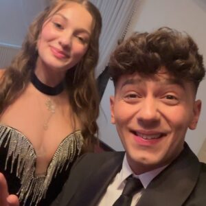 Jan Bendig Instagram - Je to tam! 🥳 Klip k songu TU TU TU překročil za týden od vydání přes 500 TISÍC zhlédnutí a je v ČR #2 a v SK #1 v trendech na Youtube! 🤯 Mega moc vám s @vanesa_horakova_ děkujeme  a máme radost z vaší podpory. 🥰 

Díky patří i @fillipian za super hudební produkci a @lukasrejmon a @nikitarblv za klípek a @discover_tunisia za možnost natočit klip v Tunisku ❤️🇹🇳