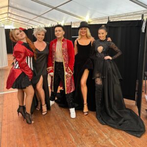 Jan Bendig Instagram - ShowTime 🎪🤹‍♀️🎶 Dnes zpívám na krásné Circus Fashion Show pro @poner_official k jejich desetiletému výročí od jejich založení. 🎤🎂 Nikčo, Kubo…gratuluju! Mám vás moc rád! ❤️