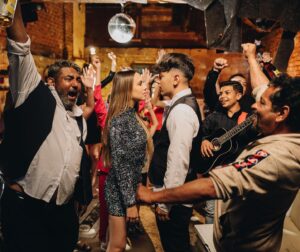 Jan Bendig Instagram - Bude to láska? ❤️ To zjistíte když si pustíte na Youtube mou novou písničku “HOP HOP HOP” 💃🕺🎶 Jak vás baví? 😇

P.S.: Song je už i na Spotify a dalších digitálních platformách. 🎧