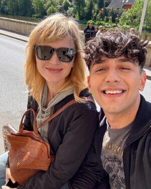 Jan Bendig Instagram - Tak kdo si zaslouží pokutu? Označ v komentářích! 👮‍♀️🚔 Jak už možná víte, tak už několik dní pro Českou televizi natáčím nový seriál #ratolesti kde mám super roli. 🎥🎬 Mega moc jsem se bál prvního natáčecího dne protože se nepovažuji za nějakého extra herce. Ale miluju to. 🥰 Těším se na každý natáčecí den se super štábem a jsem zvědavej co na mojí roli a celkově výsledek řeknete. 😇 Takže jestli mě v Táboře kde seriál natáčíme uvidíte v uniformě, tak se nebojte…nedělám tajně ve všední dny policajta ale zrovna točíme…😀