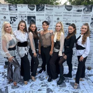 Jan Bendig Instagram - Včera jsem s holkama vystoupil na krásné fashion show mojí kamarádky a velmi talentované návrhářky @debbie_brown.factory ❤️ Debbie je moje srdcovka, spolupracujeme spolu už nějakej ten rok a její tvorba mě moc baví. Jsem moc rád, že jsem mohl být i letos součástí a opět jsem si to moc užil. 🙏🏽🥰

Holky mají outfity z @kostymerna.cz