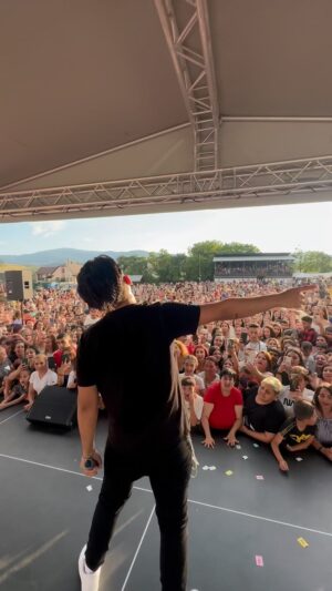 Jan Bendig Instagram - ZAMUTOV! 🇸🇰🤯 Nemám slov! Co to bylo? 😳🥰❤️🔝Můj dnešní koncert u vás byl NESKUTEČNEJ! A to jako fakt! 🤯 MILUJU VÁS! Díky, díky, DÍKY za tak krásné přivítání a bombastickou atmosféru po celou show. 🥰

Věřte ve své sny, nenechte se nikdy a nikým od nich odradit. A když spadnete, zvedněte se a jděte dál! 🙏🏽

Děkuju, že jste tu stále se mnou! ❤️ Vidíme se 6. 12. v pražském @o2universum na mém největším koncertu v životě. Vstupenky stále v prodeji na Ticketportal.cz a Ticketmaster.cz