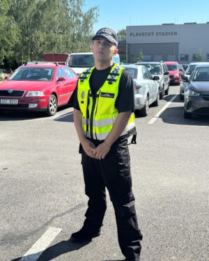 Jan Bendig Instagram - Tak kdo si zaslouží pokutu? Označ v komentářích! 👮‍♀️🚔 Jak už možná víte, tak už několik dní pro Českou televizi natáčím nový seriál #ratolesti kde mám super roli. 🎥🎬 Mega moc jsem se bál prvního natáčecího dne protože se nepovažuji za nějakého extra herce. Ale miluju to. 🥰 Těším se na každý natáčecí den se super štábem a jsem zvědavej co na mojí roli a celkově výsledek řeknete. 😇 Takže jestli mě v Táboře kde seriál natáčíme uvidíte v uniformě, tak se nebojte…nedělám tajně ve všední dny policajta ale zrovna točíme…😀