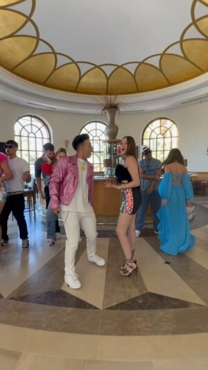 Jan Bendig Instagram - Pojďte se naučit chorošku z našeho nového klipu TU TU TU 💃🕺 Natočte video jak ji tancujete a označte nás s Vanesou. 🥰 Těším se na vaše tanečky! ❤️

P.S.: Chcete taneční soutěž při které by byla výhra, že bych přijel k vám domů na návštěvu? 😇
