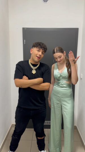 Jan Bendig Instagram - Děkujeme vám za 1 000 000 zhlédnutí za pouhé 3 týdny od premiéry u našeho klipu k songu TU TU TU s @vanesa_horakova_ 🎶❤️ Z celého srdce si toho vážíme a společně s Vanesou vám nejenom tuhle písničku zazpíváme s velkolepou show na mém velkém koncertu v pražském @o2universum v pátek 6. prosince. Vstupenky stále v prodeji v sítích Ticketmaster.cz a Ticketportal.cz 😉