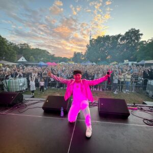 Jan Bendig Instagram - Děkuji za neskutečnou atmosféru na Devinskonovovských hodech na Slovensku! 🇸🇰🎤🎶 Vždy se u vás cítím tak krásně. ❤️ Dnes se vidíme ještě v Zaječí v @retro.music.club kolem půlnoci. 😊😉