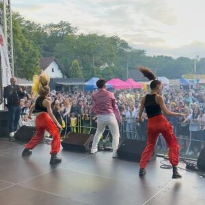 Jan Bendig Instagram - Děkuji za neskutečnou atmosféru na Devinskonovovských hodech na Slovensku! 🇸🇰🎤🎶 Vždy se u vás cítím tak krásně. ❤️ Dnes se vidíme ještě v Zaječí v @retro.music.club kolem půlnoci. 😊😉