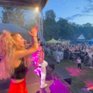 Jan Bendig Instagram - Děkuji za neskutečnou atmosféru na Devinskonovovských hodech na Slovensku! 🇸🇰🎤🎶 Vždy se u vás cítím tak krásně. ❤️ Dnes se vidíme ještě v Zaječí v @retro.music.club kolem půlnoci. 😊😉