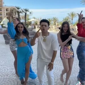 Jan Bendig Instagram - Hopaaaaa 💃🕺🇹🇳 

@discover_tunisia 
@vanesa_horakova_ 
@magdawestwick
@lesley_bikarova 
@niathebaby

Jedině na song od @calinpan & @viktorsheen 👑