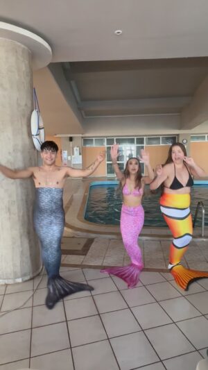 Jan Bendig Instagram - Už i Mořské Panny jedou na můj čardáš HOP HOP HOP! 🧜‍♀️🎶😅 Klip si můžete celý pustit na Youtube! 😍

Chceš být i ty Mořská Panna? 😀 Mrkni zde 👉🏽 @happytailsmermaids 🧜‍♀️🧜‍♂️