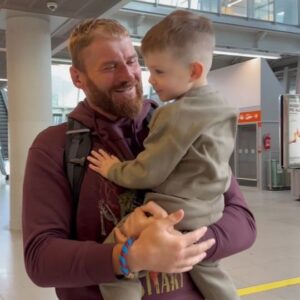 Jan Błachowicz Instagram - 🇺🇲 Long time no see. Back to Poland. I missed this kiddo so much ❤️

🇵🇱 Dawno mnie tu nie było. Wróciłem do Polski. Tęskniłem za tym dzieciakiem tak bardzo ❤️

#fatherhood