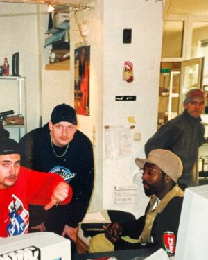 Jan Delay Instagram - er war DAS spirit animal von 2000er hamburg hiphop! war immer mit allen cool, hat alle connected, gepusht, motiviert! er war immer voller liebe und ich glaube, ich habe ihn niemals etwas negatives sagen hören. über nichts und niemanden! es ist unfassbar gemein und scheisse, dass jemand der soviel liebe verteilt hat, so früh gehen muss! leo mosley a.k.a. phantom black, i’ll miss you 🙏🖤😢 hamburg will miss you!!